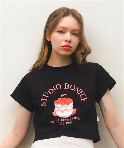 MUSINSA公式 BONIEE Crop Strawberry Cake Graphic Rouge T Shirt Black