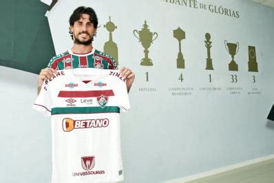 Fluminense anuncia a contratação de Gabriel Pires que assina contrato