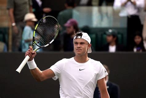 Rune Avan A Shapovalov Consegue Virada E Vence Em Estreia Em Wimbledon