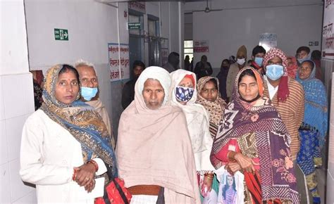 Uproar Patients Wandering For Treatment In Opd ओपीडी में इलाज को भटके मरीज हंगामा फर्रुखाबाद