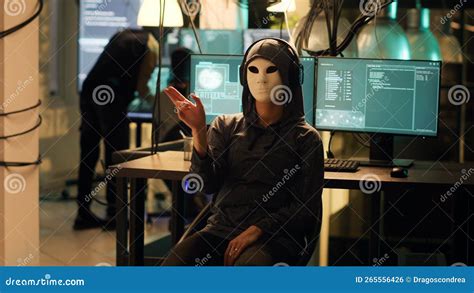 Hacker Femme Avec Masque Anonyme Utilisant Hologramme Pour Se Casser