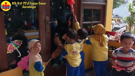 kegiatan kelompok bermain membersihkan halaman sekolah bersama sama