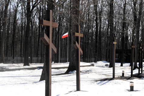 Rosyjska bomba kasetowa spadła na cmentarz wojenny w Charkowie na