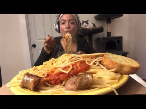 SPAGHETTI GARLIC BREAD HOT ITALIAN SAUSAGE MUKBANG ASMR