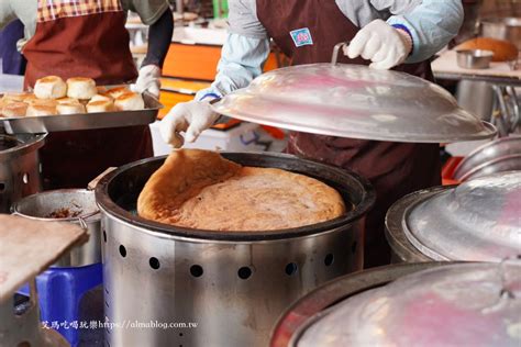 點頭大餅水煎包｜6大鐵鍋還不夠應付客人！黑糖豆標大餅20元必買．鮮肉煎包也好吃 艾瑪 吃喝玩樂札記