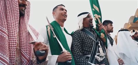 بالزي السعودي والسيف رونالدو يرقص العرضة احتفالاً بـيوم التأسيس