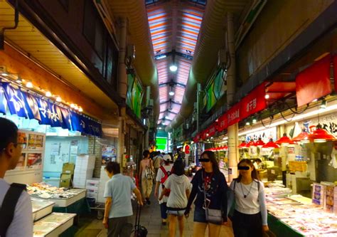 金沢で食べ歩きならココ！ 衝撃的な美味しさの生牡蠣が食べられる近江町市場