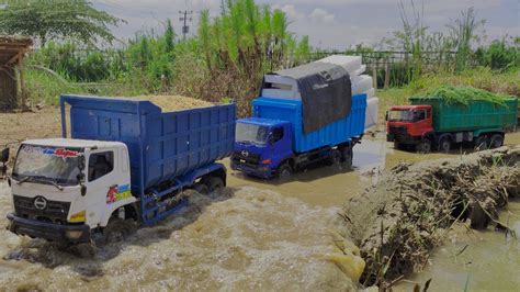 Mobil Truk Tronton Hino Ud Quester Muatan Berat Melewati Jalan