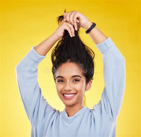 Cuidado De Pelo De Mujer Joven Y Sonrisa Lúdica En Retrato Y Cabello En El Aire Con Gen Z Y Moda