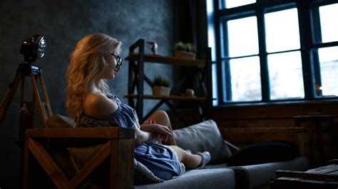 Papel De Parede Mulheres Loiras Vestido Azul Retrato Mulheres Com óculos Sofá Sentado