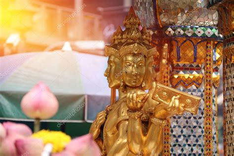 Estatua De Brahma Dios Hind De Oro Ser Consagrado En El Altar Hermosa