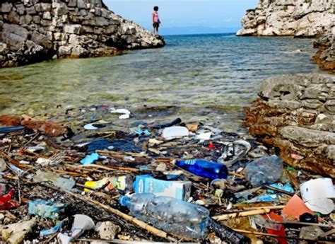 Plastikabfall an er kroatischen Küste Müll aus dem Meer Panorama