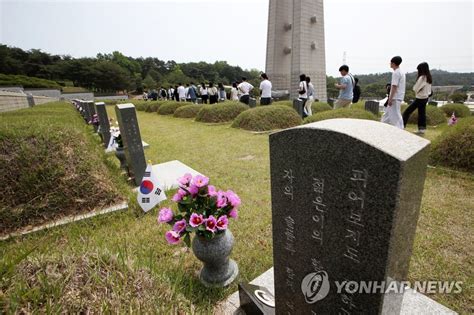 5·18민주묘지 참배하는 학생들 연합뉴스