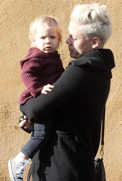 Pink Shows Off Her Natural Beauty As She Cuddles Her Lookalike Daughter Willow Daily Mail Online