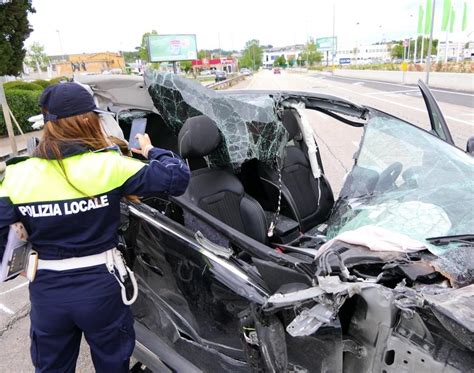 Col Suv Come Un Missile Sotto Un Camion Lauto Sventrata Lei Viva