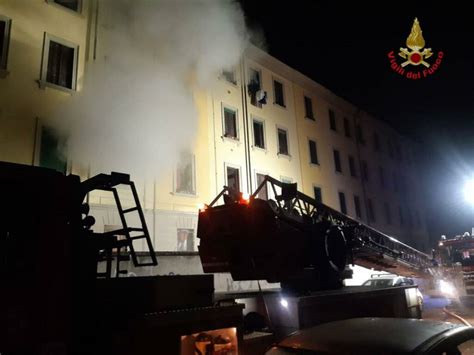 Incendio In Appartamento 11 Persone Evacuate 2 In Ospedale MBNews