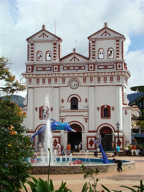 Guatap Antioquia Iglesia Y Fuente Iv N Erre Jota Flickr