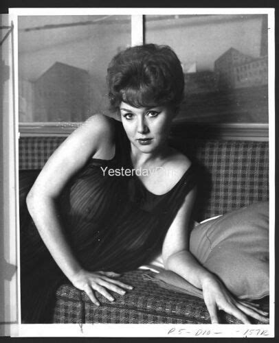 YGST 2250 VINTAGE B W 8X10 1960 S ART POSED SUPER BUXOM NUDE SUZANNE