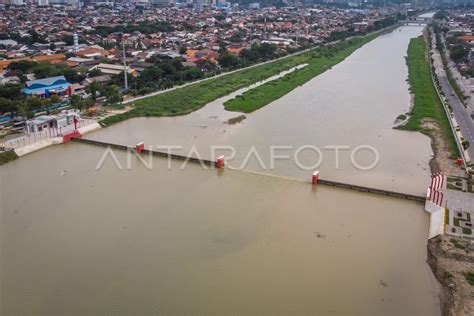 BENDUNG GERAK KANAL BANJIR BARAT SEMARANG ANTARA Foto