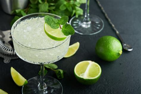 Cóctel de margarita con menta de tequila de lima y hielo en una mesa