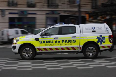 Paris Un Adolescent De 16 Ans Gazé Et Poignardé Devant Son Lycée