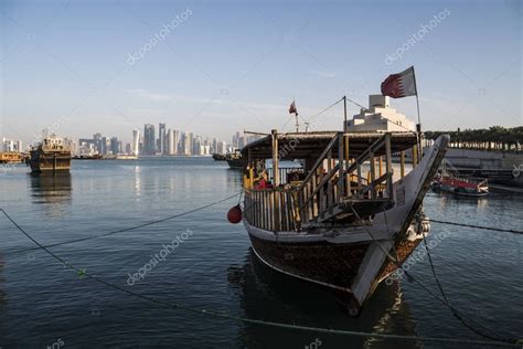 Hermosa Vista Del Horizonte De Doha Con Barcos De Madera Tradicionales