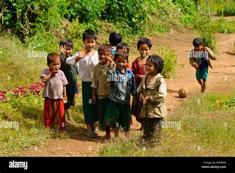 Chin Kids In Ma Kyauk Ah Village Mt Victoria Myanmar Stock Photo Alamy