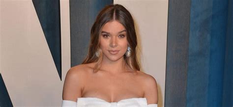 Hailee Steinfeld Flaunts Her Abs In Bikini During A Day In The Sun