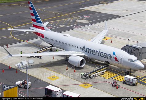 American Airlines Boeing 737 8 MAX N324RN by José Andrés Salazar