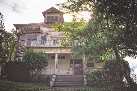 This Abandoned House on the Oregon Coast Has a Haunting History