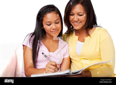 Mère Daider Sa Fille à Faire Ses Devoirs Photo Stock Alamy