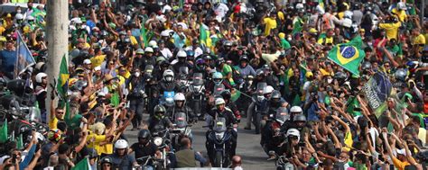 Bolsonaro passeia de moto e gera aglomeração no Rio após dizer que teve