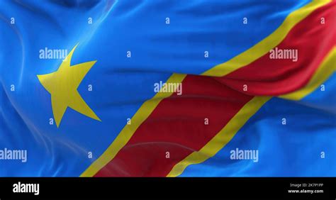 Vue rapprochée du drapeau national du Congo qui agite dans le vent. La ...