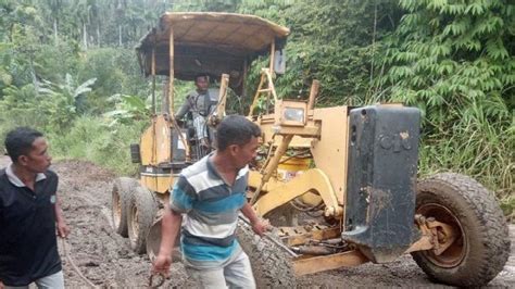 Muspika Dan Perusahaan Perbaiki Ruas Jalan Peureulak Lokop Tiga PT