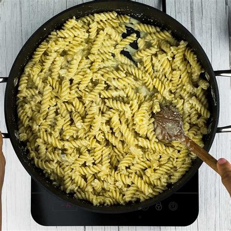 Pasta with Roquefort Sauce | fooodlove.com