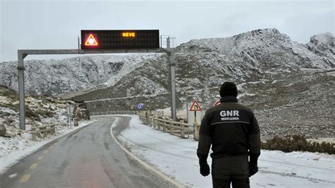 Neve fecha estrada no maciço central da Serra da Estrela Jornal o