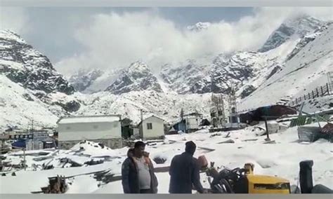 Char Dham Yatris Stopped In Srinagar Due To Heavy Snowfall In Kedarnath