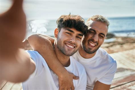 Jovem Casal Gay Sorrindo Feliz Fazendo Selfie Pelo Smartphone Na Praia