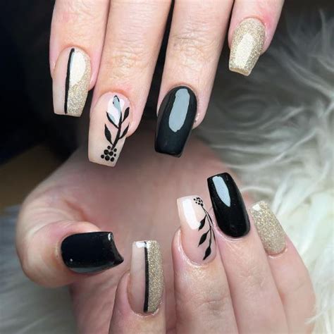 40 Irresistible Black Glitter Nails For You This Season