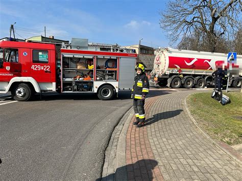 Zderzenie ciężarówki i ciągnika na skrzyżowaniu w Kiszkowie