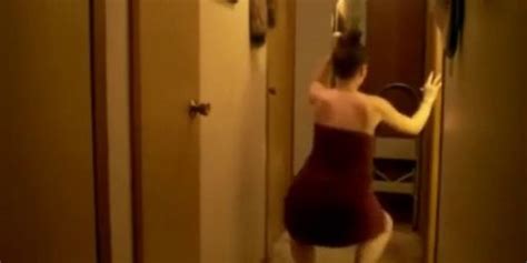 Girl Drops Her Towel And Dances Nude Tnaflix