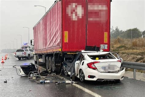 TIR a arkadan çarptı Feci kazada 2 ölü 2 yaralı