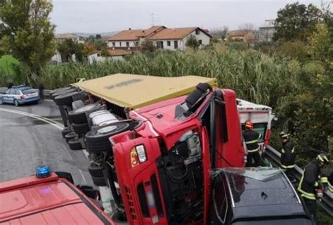 Ancona Camion Si Ribalta E Schiaccia Ambulanza Due Morti