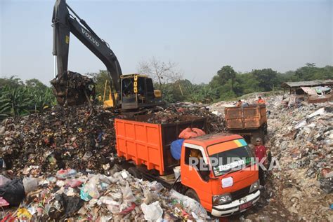 Dlh Kabupaten Bekasi Angkut Sampah Menumpuk Di Bahu Jalan Republika