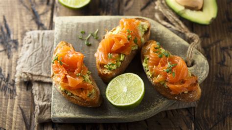 Avocado Lachs Bruschetta Erfrischendes Fingerfood EAT CLUB