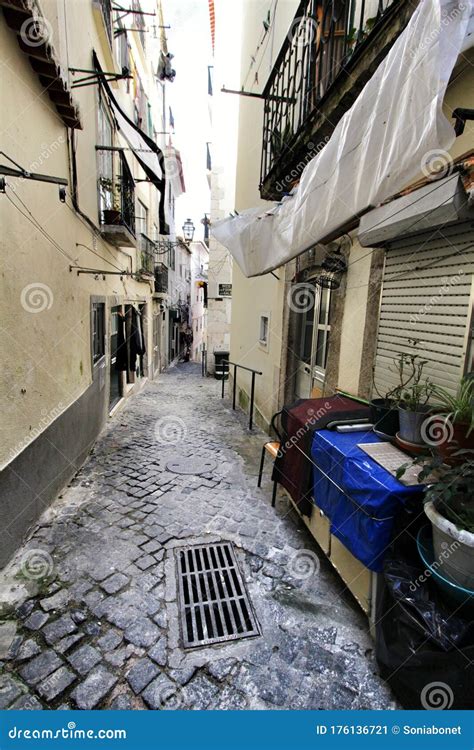 Calles Estrechas Y Coloridas De Lisboa En Un D A Nublado Imagen De