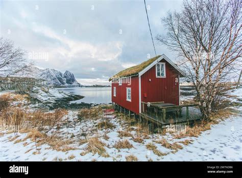 Cabaña casa rorbu tradicional en Lofoten Noruega paisaje típico de