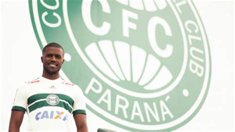 Coritiba Confirma Contrata O Do Lateral Carlos C Sar Bem Paran