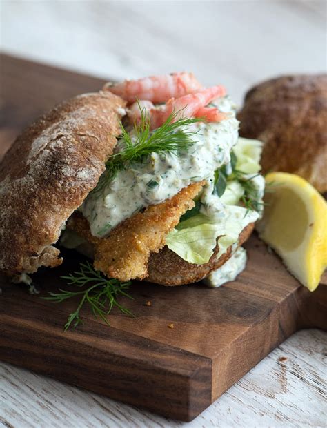 Fiskeburger med krydderurtedressing Opskrift på lækre sommerburgere