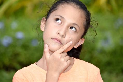 Filipina Girl With Thumbs Up Sveglio Immagine Stock Immagine Di Bambino Abbastanza 140788425